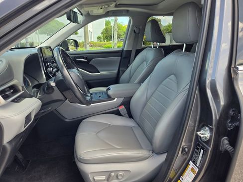 Used 2022 Toyota Highlander XLE FWD image 12