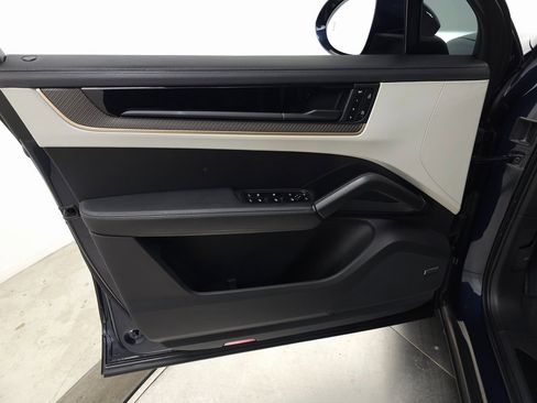 Used 2024 Porsche Cayenne S image 15