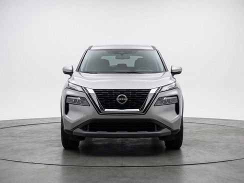 Used 2025 Nissan Rogue SV image 2