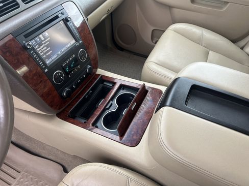 Used 2013 Chevrolet Avalanche LTZ image 23