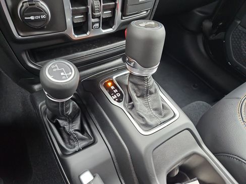 New 2025 Jeep Wrangler Sahara AWD/4WD image 27