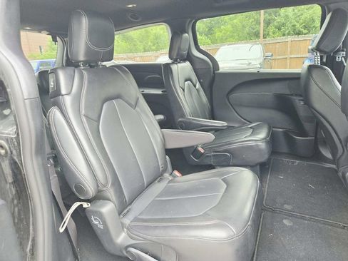 Used 2025 Chrysler Pacifica Select FWD image 16