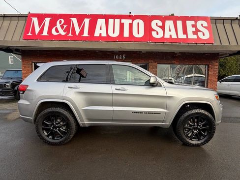 Used 2018 Jeep Grand Cherokee Altitude image 2