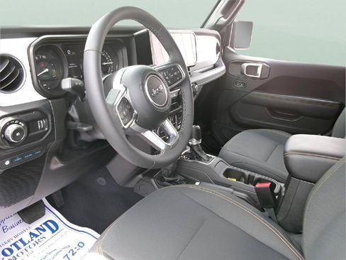 Used 2025 Jeep Wrangler Unlimited Sahara w/ Safety Group AWD/4WD image 13