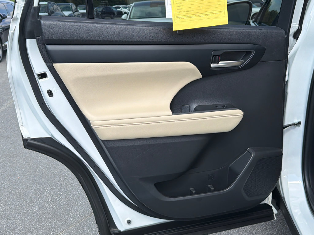 Used 2023 Toyota Highlander XLE FWD image 24