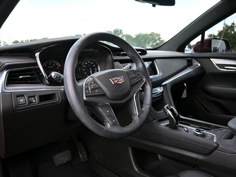 Certified 2025 Cadillac XT5 Luxury FWD image 18
