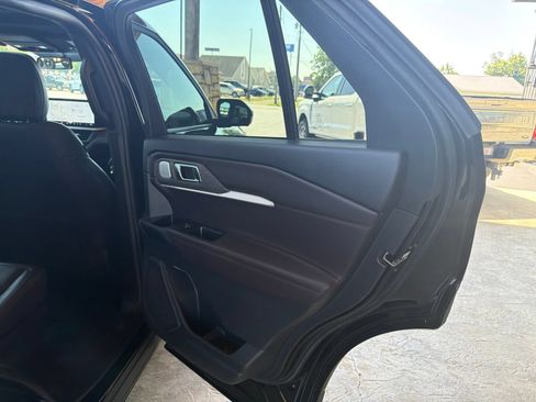 Used 2025 Ford Explorer Platinum AWD/4WD image 4