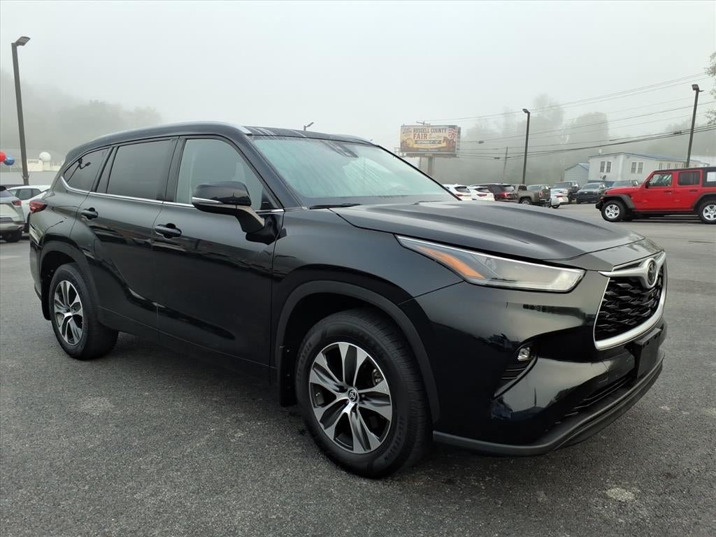 Used 2022 Toyota Highlander XLE AWD/4WD image 10