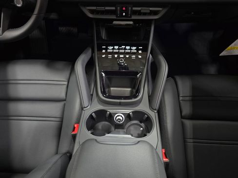 Certified 2025 Porsche Cayenne AWD/4WD image 20