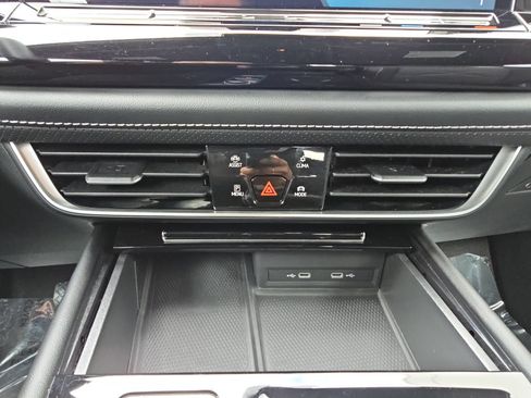 Certified 2024 Volkswagen Atlas Cross Sport SE FWD image 23