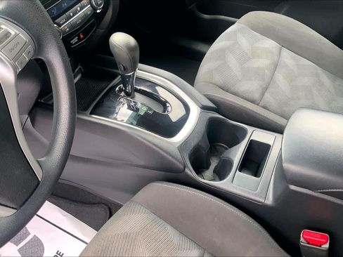 Used 2016 Nissan Rogue SV FWD image 17