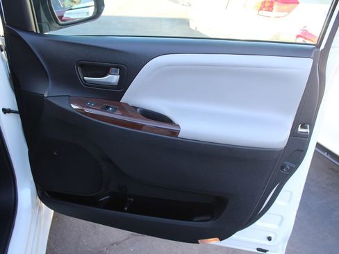 Used 2015 Toyota Sienna Limited Premium FWD image 21