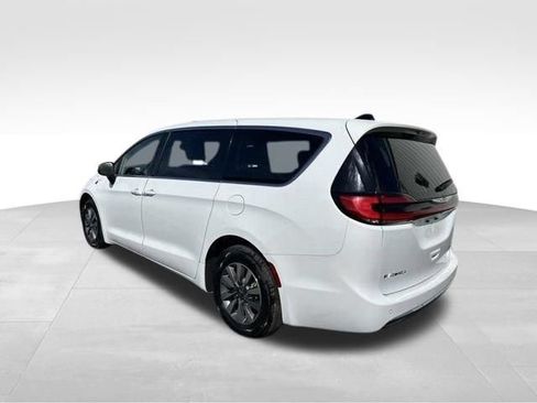 Used 2023 Chrysler Pacifica Touring-L FWD image 5