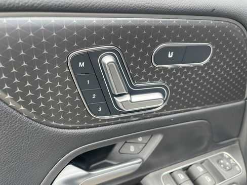 Used 2025 Mercedes-Benz GLB 250 image 22