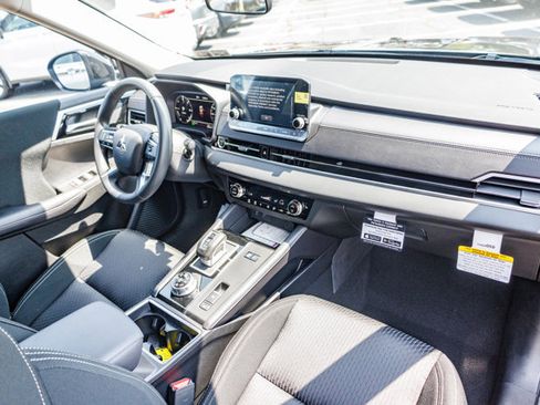 New 2025 Mitsubishi Outlander ES image 17