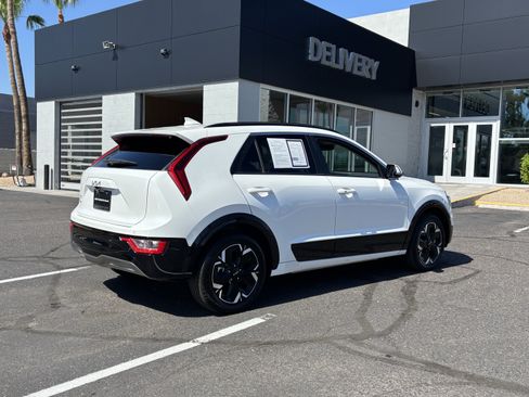 Certified 2023 Kia Niro Wind w/ Wind Preserve Package FWD image 3