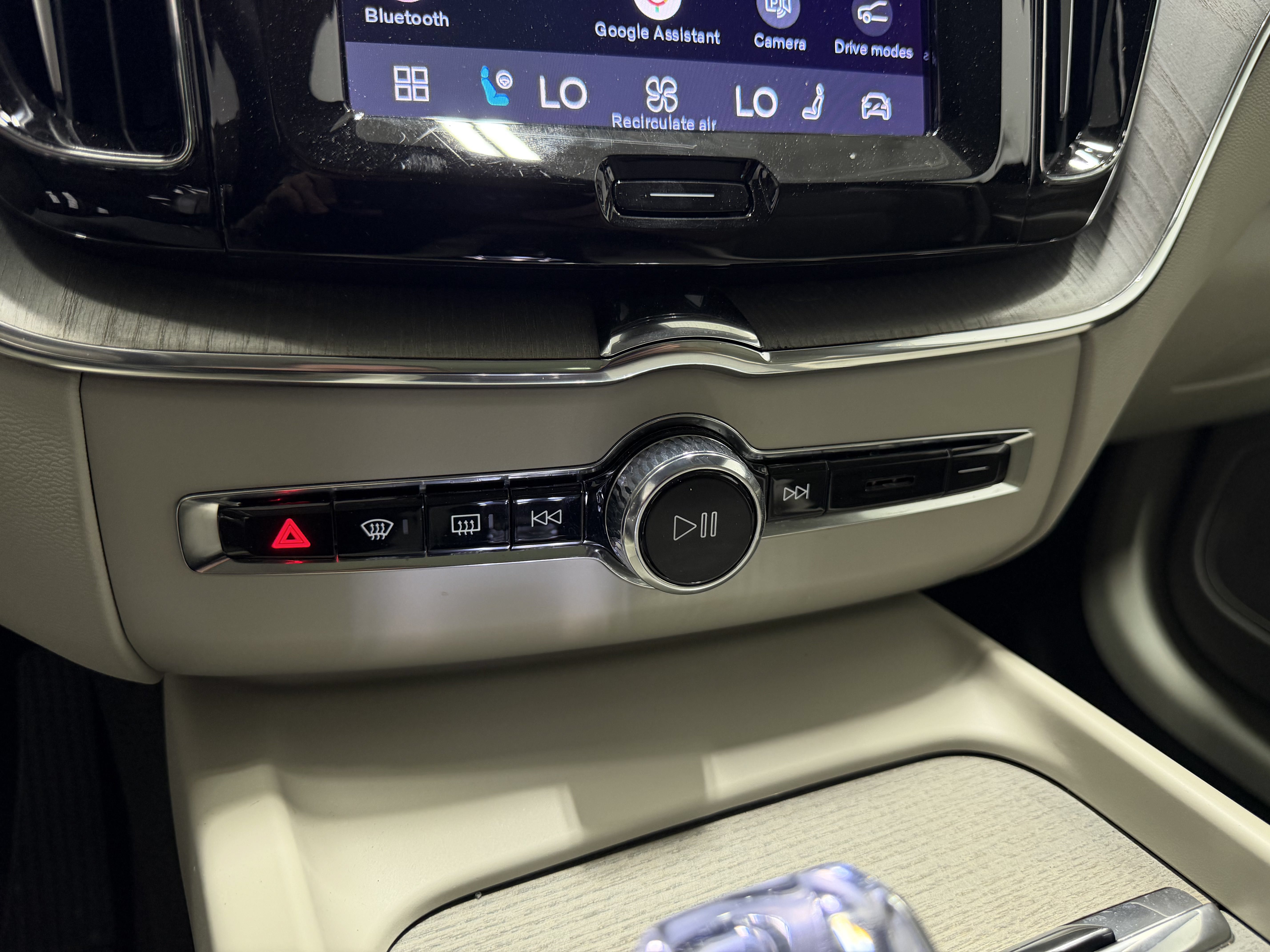 Used 2023 Volvo XC60 B5 Ultimate w/ Climate Package FWD image 15