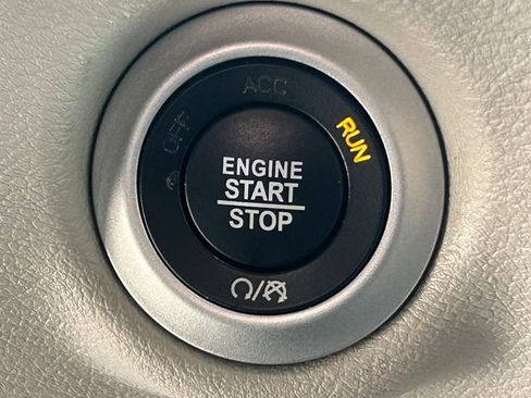 Used 2023 Chrysler Pacifica Touring-L FWD image 17