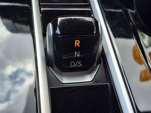 Used 2025 Volkswagen Atlas Cross Sport SE image 10