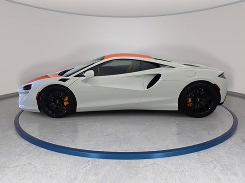Used 2023 McLaren Artura RWD image 8