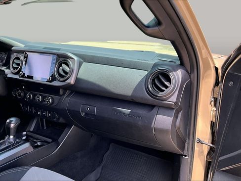 Used 2020 Toyota Tacoma TRD Sport w/ Technology Package AWD/4WD image 17