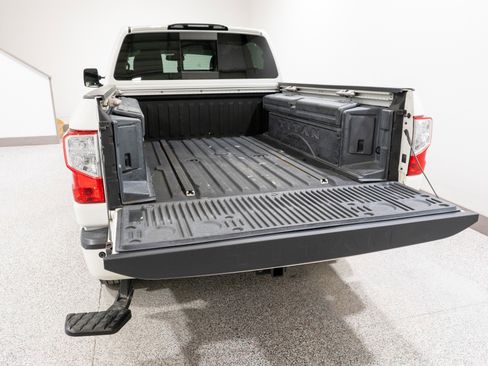 Used 2019 Nissan Titan PRO-4X w/ Pro-4x Convenience Package AWD/4WD image 11