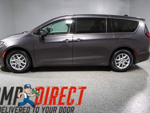 Used 2023 Chrysler Pacifica Touring-L FWD image 10