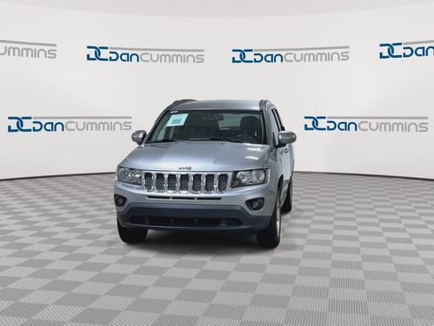 Used 2016 Jeep Compass Latitude FWD image 3