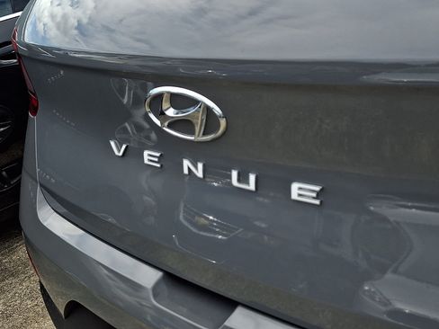 Used 2023 Hyundai Venue SE FWD image 13