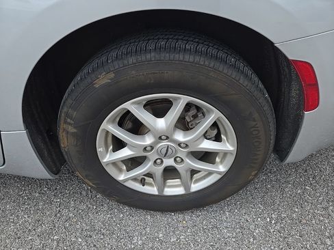 Used 2024 Chrysler Pacifica Touring-L FWD image 11