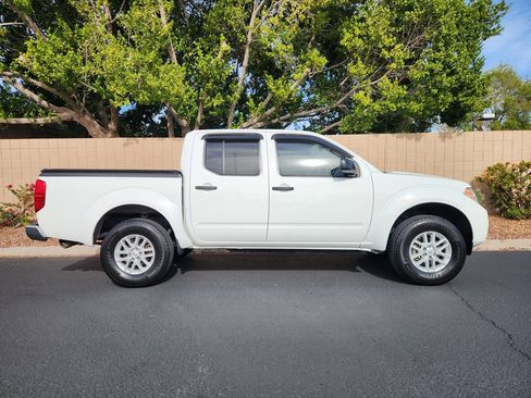 Used 2017 Nissan Frontier SV image 2