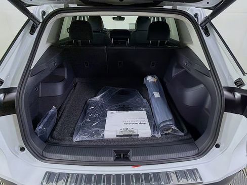 New 2026 Volkswagen Tiguan SE FWD image 25