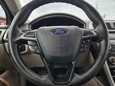 Used 2017 Ford Fusion SE FWD image 17