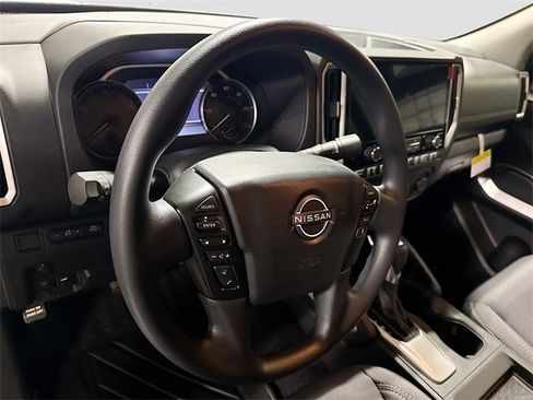 Used 2025 Nissan Frontier SV image 9