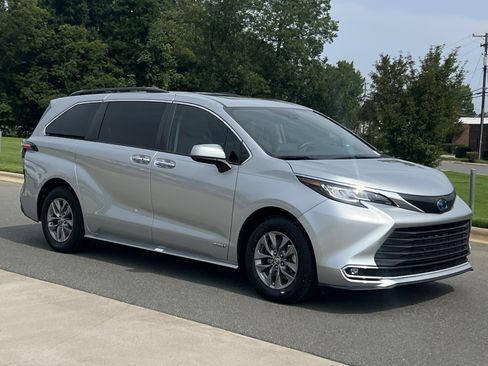 Used 2021 Toyota Sienna XLE FWD image 2