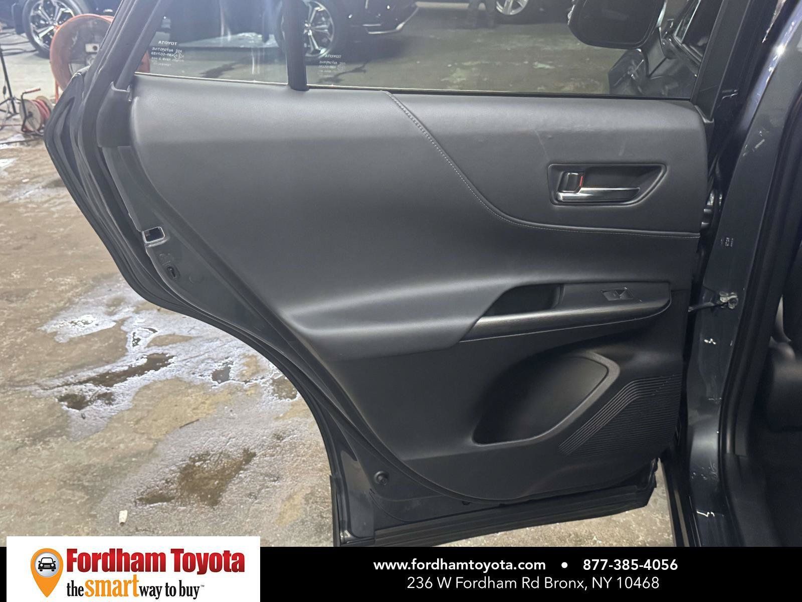 Used 2023 Toyota Venza XLE AWD/4WD image 11