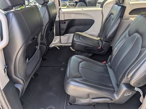 Used 2023 Chrysler Pacifica Touring-L FWD image 16