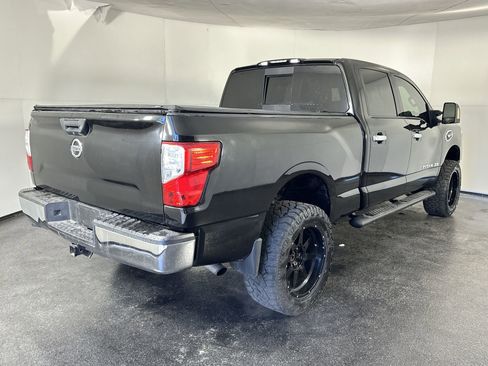 Used 2018 Nissan Titan SV image 11