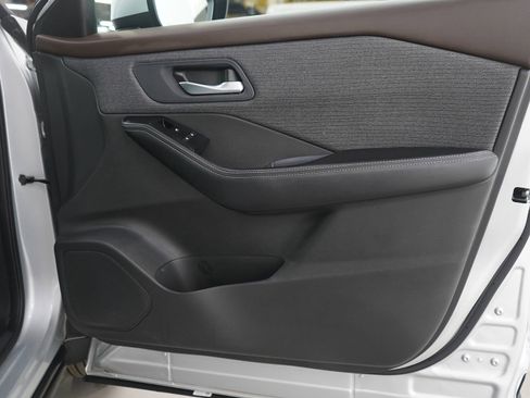 Used 2023 Nissan Rogue SV image 9