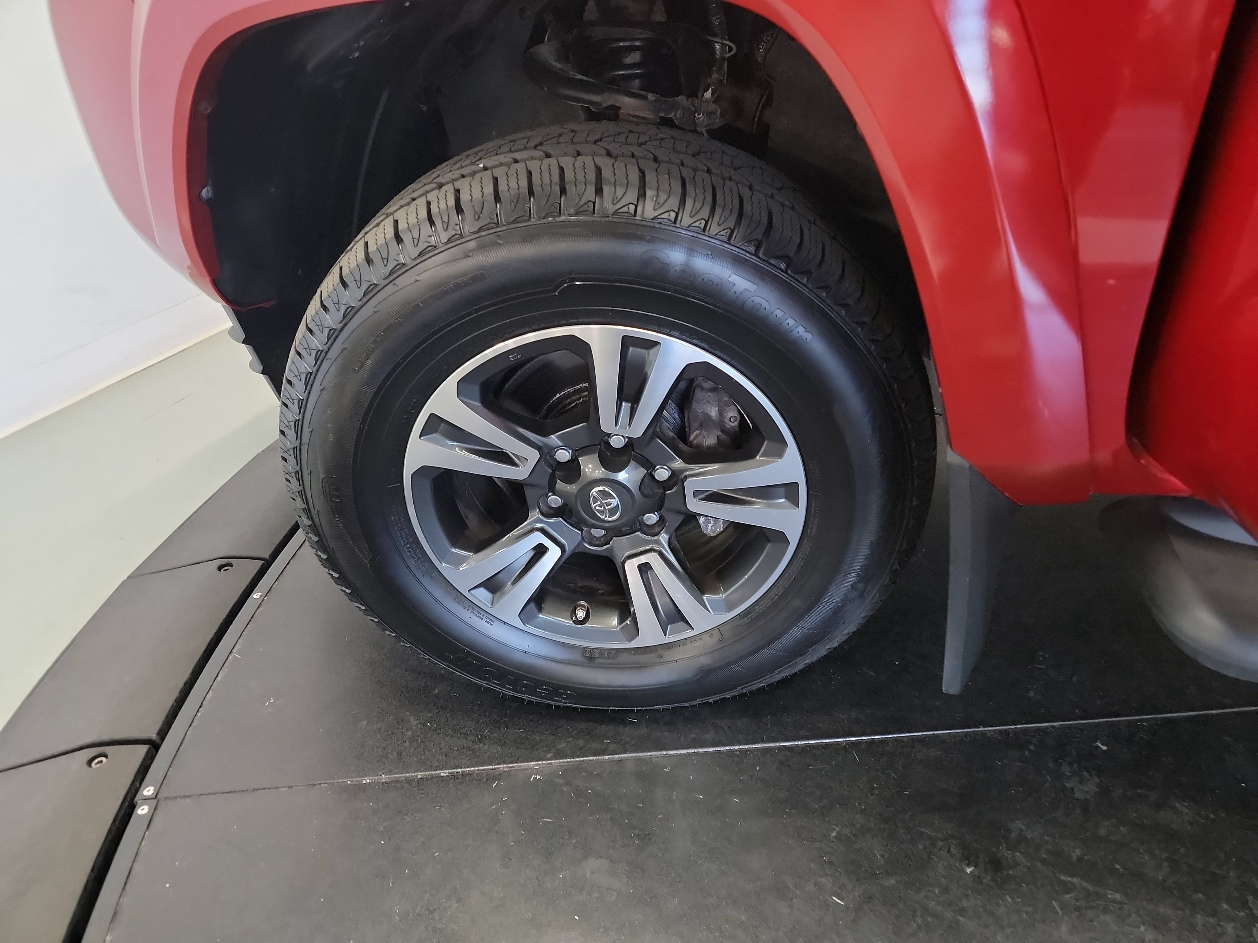 Used 2019 Toyota Tacoma TRD Sport AWD/4WD image 29