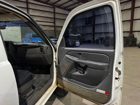 Used 2004 GMC Sierra 3500 W/T image 16
