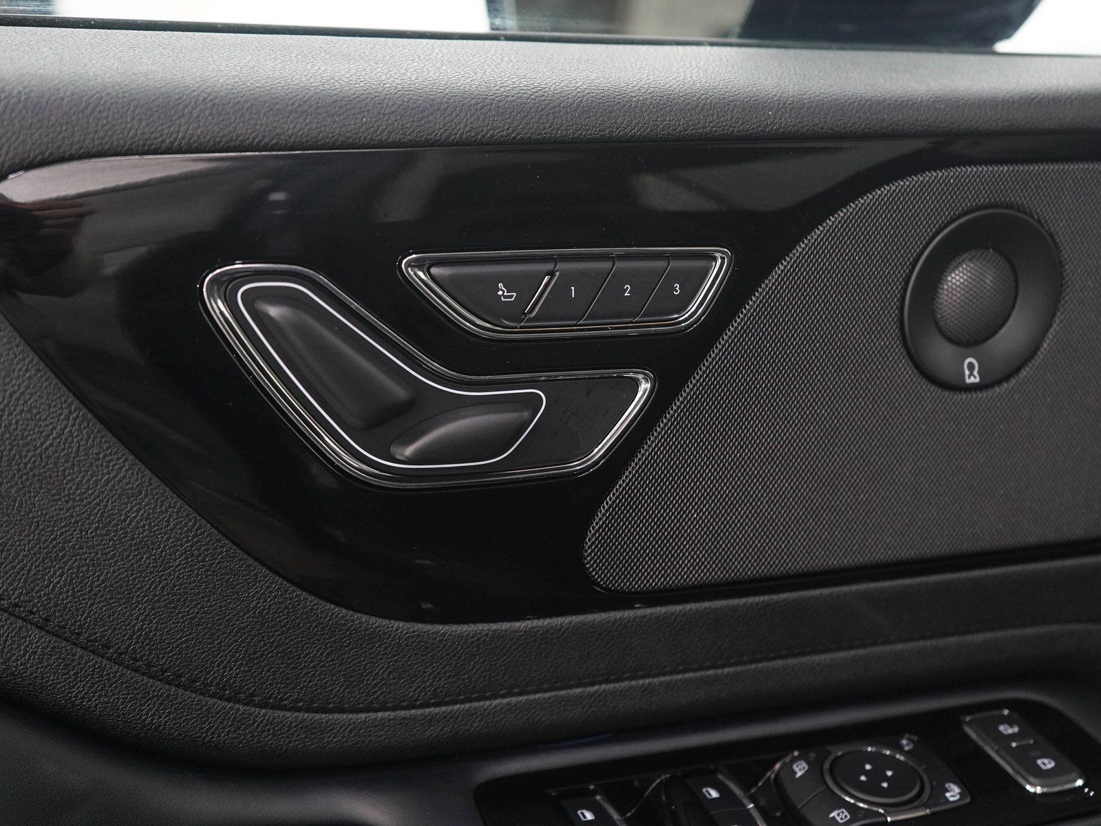 Used 2025 Lincoln Aviator AWD w/ Jet Appearance Package image 20