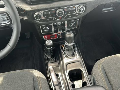 Used 2025 Jeep Gladiator Sport AWD/4WD image 23
