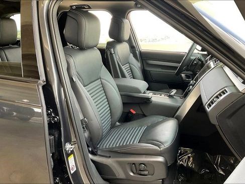 New 2025 Land Rover Discovery Dynamic SE image 12