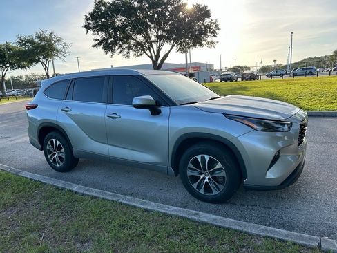 Used 2023 Toyota Highlander XLE FWD image 8