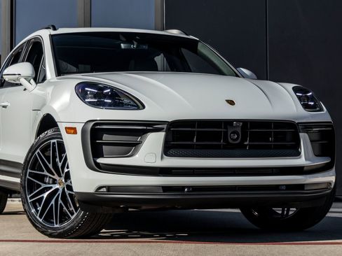 Certified 2026 Porsche Macan AWD/4WD image 9