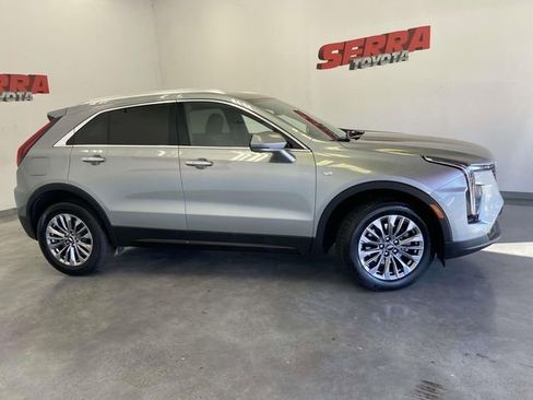 Used 2025 Cadillac XT4 Premium Luxury image 2