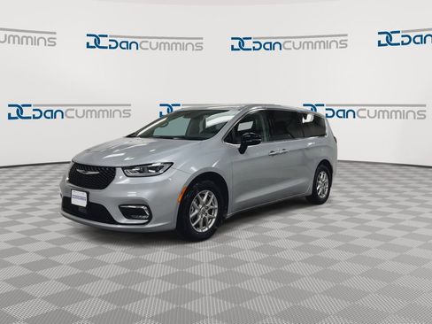 Used 2024 Chrysler Pacifica Touring-L image 4