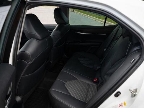 Used 2018 Toyota Camry SE FWD image 17