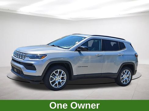 Used 2022 Jeep Compass Latitude w/ Sun and Sound Group AWD/4WD image 3